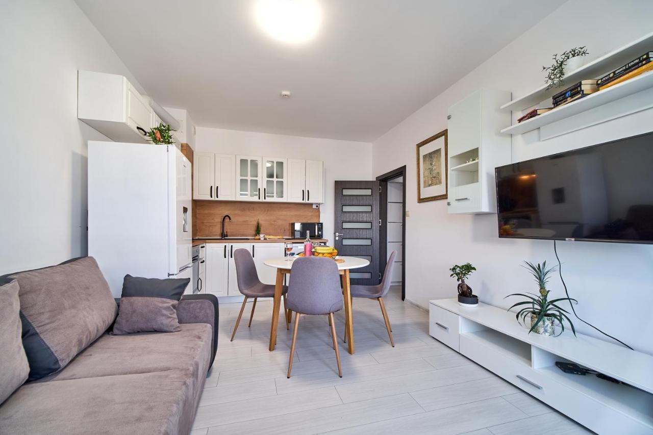 Cozy Apartment With Balcony On The Black Sea- Part Of The Family 'Vicki Apart Varna Eksteriør bilde